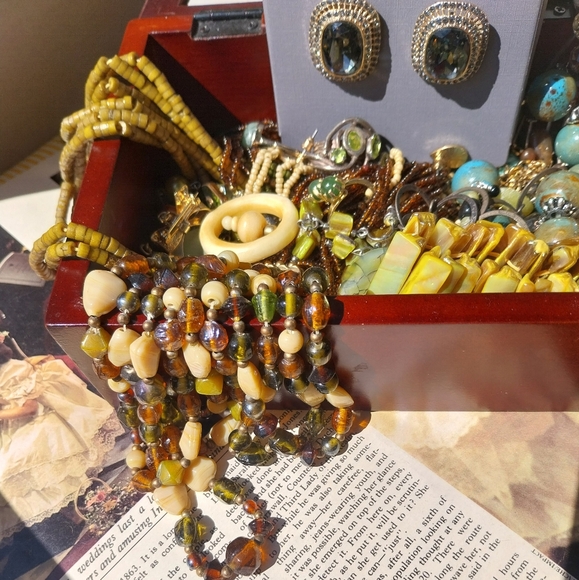 Jewelry - Elegant Multicolor Beaded Necklace Set
